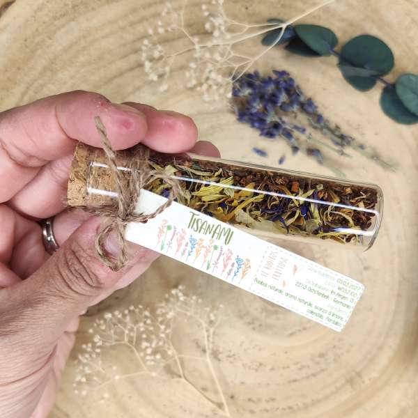 Tè rooibos in provetta di vetro fiorissimi